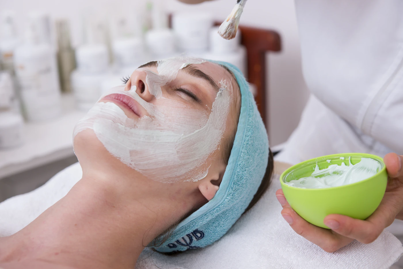 Tratamiento facial con mascarilla en cabina